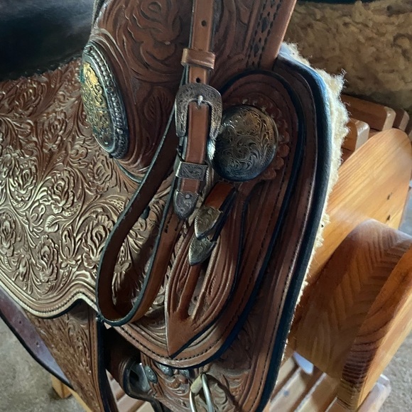 Broken Horn Western Saddle - Picture 14 of 16